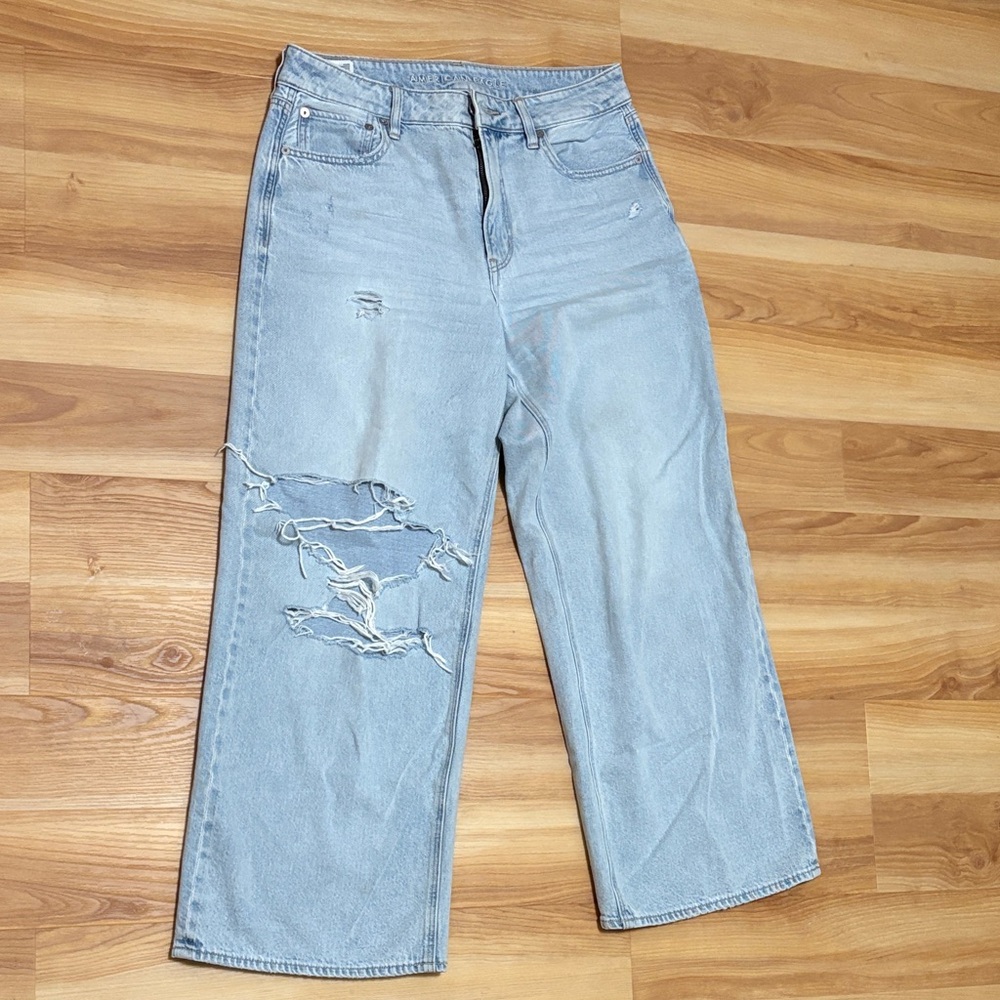 American Eagle Distressed Light Blue Strigid Jeans size 6 Regular